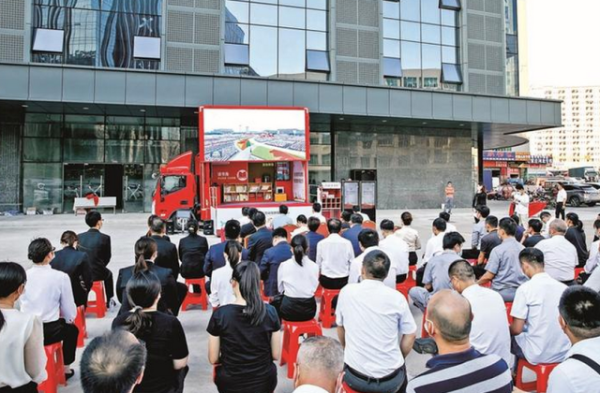 党员群众通过“红色干线初心号”看视频学党史,汲取奋进力量。 党员群众通过“红色干线初心号”看视频学党史,汲取奋进力量。