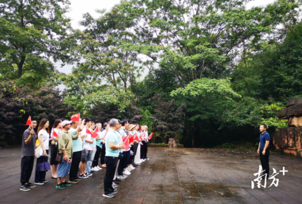 党员在革命遗址上党课。通讯员供图 党员在革命遗址上党课。通讯员供图