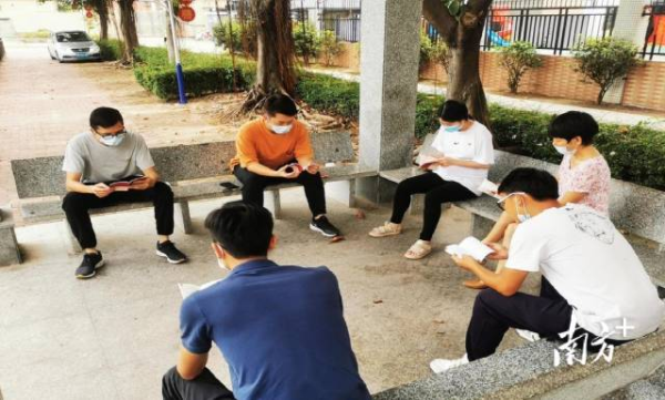 人民村党支部在公园凉亭开展“板凳课堂” 人民村党支部在公园凉亭开展“板凳课堂”