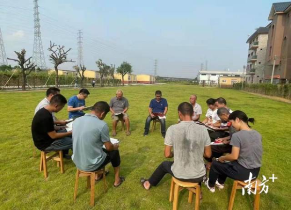 绿村村党总支部下班后开展“板凳课堂” 绿村村党总支部下班后开展“板凳课堂”