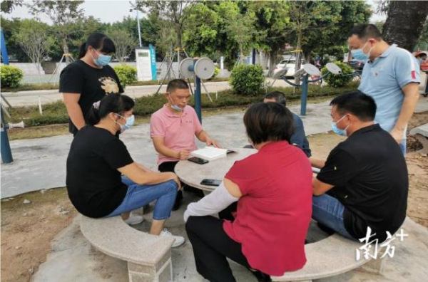 牛角村党总支部在村民休闲公园开展“板凳课堂” 牛角村党总支部在村民休闲公园开展“板凳课堂”