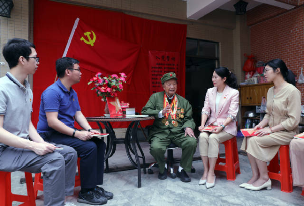 东莞102岁的老党员邝耀水在自家开设“阳光课堂”,为基层党支部的党员、入党积极分子讲课。受访者供图 东莞102岁的老党员邝耀水在自家开设“阳光课堂”,为基层党支部的党员、入党积极分子讲课。受访者供图