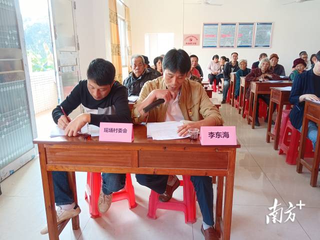 党员在课上交流心得