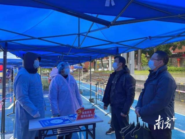 区委组织部主要领导带队到一线考察慰问。