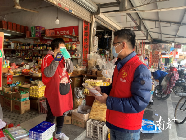 肖志鹏走家入户开展防疫宣传。