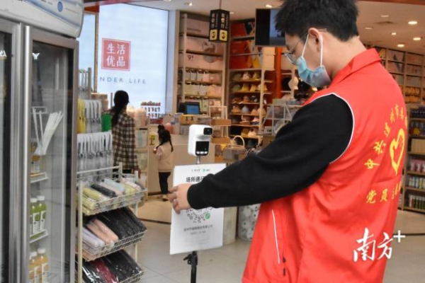 党员干部黄诗翔协助商户在入口醒目位置张贴二维码。 党员干部黄诗翔协助商户在入口醒目位置张贴二维码。