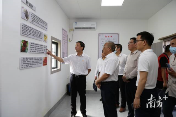 参观茂南区乡村振兴人才驿站金塘分站。