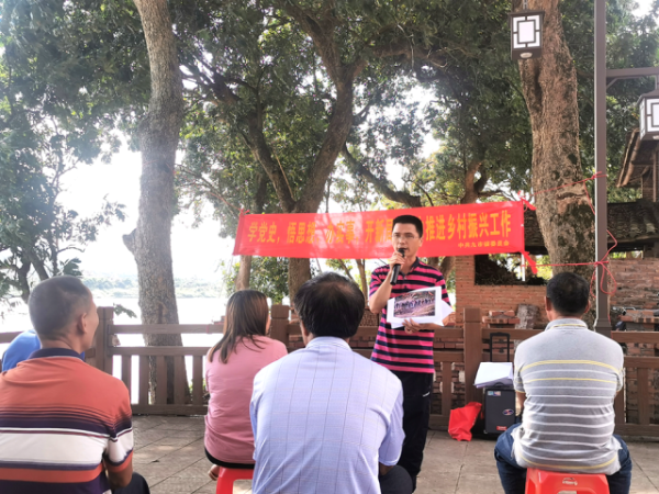基层党员干部群众在田间地头接受教育培训。 基层党员干部群众在田间地头接受教育培训。
