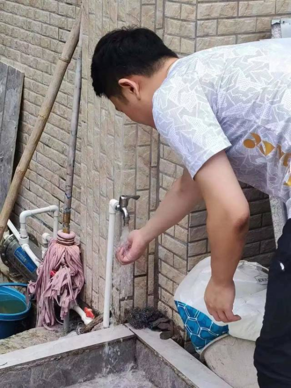 归湖镇高峰村“书记项目”让村民喝上“放心水”。 归湖镇高峰村“书记项目”让村民喝上“放心水”。