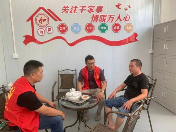 孚中村党员先锋队和小网格员同村民谈心,宣传“三清三拆”政策,了解村民诉求。 孚中村党员先锋队和小网格员同村民谈心,宣传“三清三拆”政策,了解村民诉求。