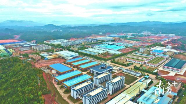 平远县积极搭建平台,为人才提供施展身手的舞台。图为梅州平远高新区。袁志鹏 摄 平远县积极搭建平台,为人才提供施展身手的舞台。图为梅州平远高新区。袁志鹏 摄