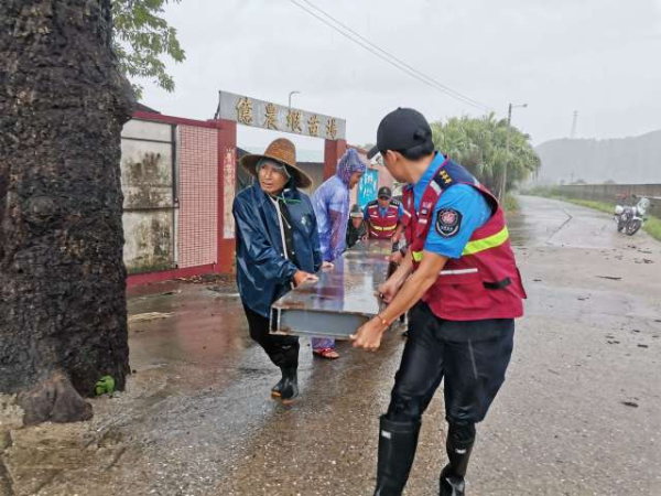 7月2日,受台风“暹芭”影响,江门市新会区睦洲镇黄布大堤大鳌尾渡头河段出现险情,黄布村干部、网格员和党员到现场开展救援工作。新会区委组织部供图 7月2日,受台风“暹芭”影响,江门市新会区睦洲镇黄布大堤大鳌尾渡头河段出现险情,黄布村干部、网格员和党员到现场开展救援工作。新会区委组织部供图