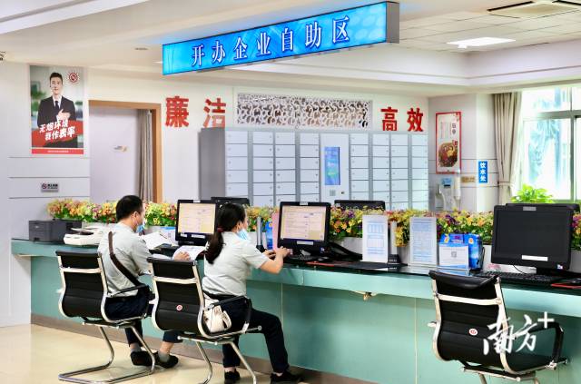 潮州不断优化政务服务,让企业和群众办事更方便。许钰敏 摄 潮州不断优化政务服务,让企业和群众办事更方便。许钰敏 摄