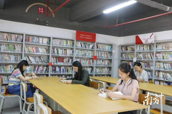 红色书吧里,党员干部认真学习最新的政治理论知识。  南方+ 魏丽文 拍摄 红色书吧里,党员干部认真学习最新的政治理论知识。  南方+ 魏丽文 拍摄