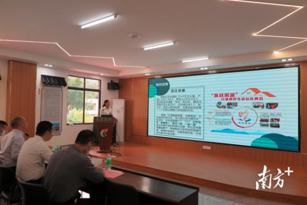 高明村(社区)党组织书记登台“打擂”,向评审小组陈述党群共建项目。高明区委组织部供图 高明村(社区)党组织书记登台“打擂”,向评审小组陈述党群共建项目。高明区委组织部供图