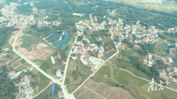 坪围村的村道修到村民家门口。 坪围村的村道修到村民家门口。