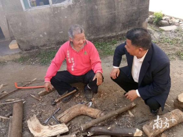 李远通和村民拉家常。 李远通和村民拉家常。