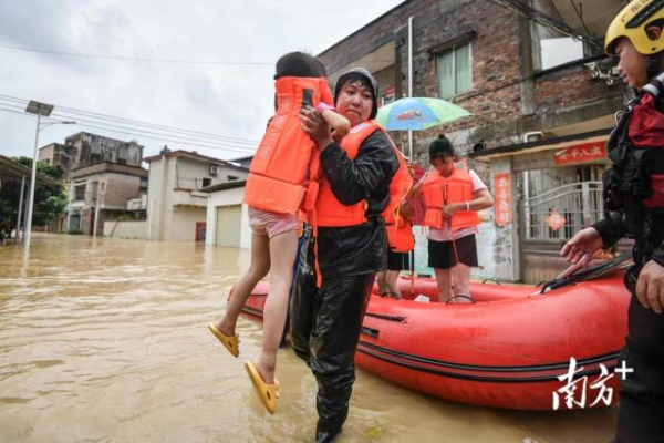 佛冈县龙山镇下岳村网格员参与抗洪救灾工作。曾亮超 摄 佛冈县龙山镇下岳村网格员参与抗洪救灾工作。曾亮超 摄