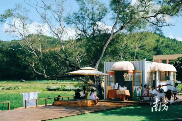 河东镇青山村文化生活街区。