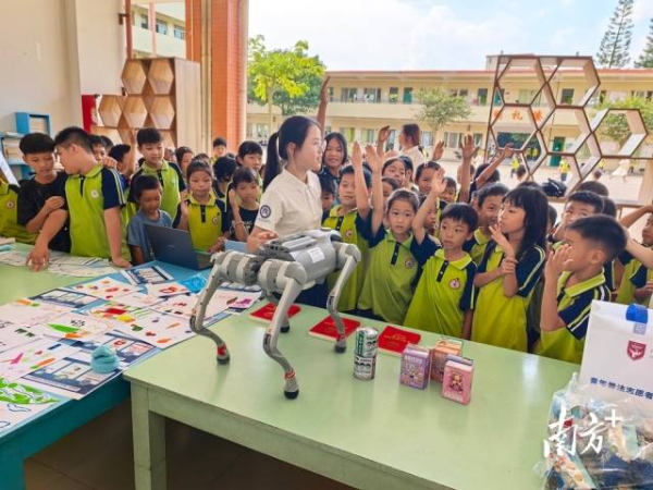 广东岭南职业技术学院突击队进校园开展趣味AI科普。受访单位供图