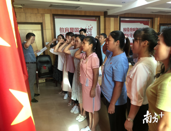 连州市教育系统党委为新发展的15位预备党员上好“入党第一课”。 连州市教育系统党委为新发展的15位预备党员上好“入党第一课”。