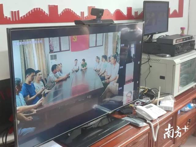 世田村通过“智慧党建”,为流动党员搭起学习平台,让外出党员也可以实现线上“归队”学习。 世田村通过“智慧党建”,为流动党员搭起学习平台,让外出党员也可以实现线上“归队”学习。