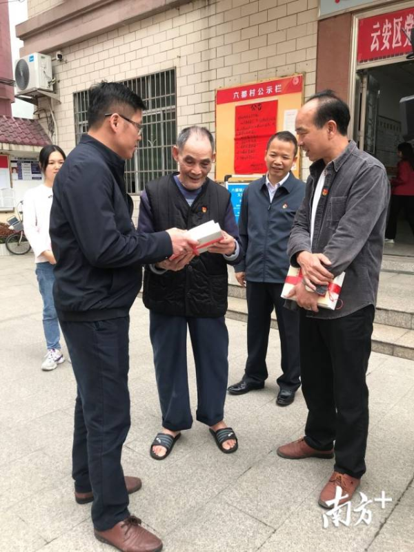 云浮云安开展党史学习教育“六个100”赠书送学活动。卓超明 摄 云浮云安开展党史学习教育“六个100”赠书送学活动。卓超明 摄