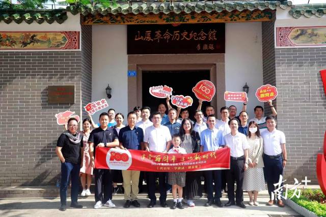 图为活动现场 图为活动现场