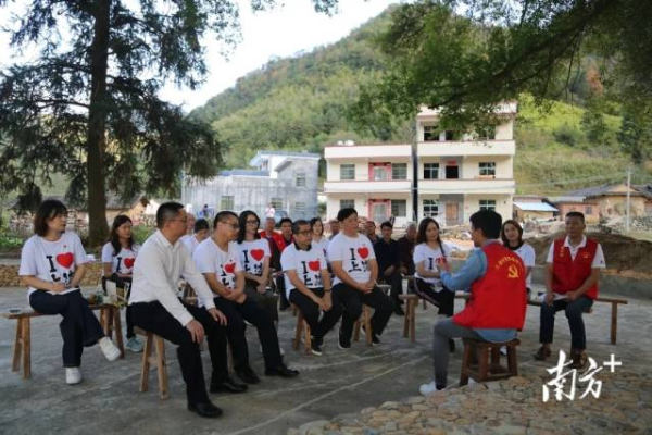 “百堂精品党课进基层”活动现场。受访者供图 “百堂精品党课进基层”活动现场。受访者供图