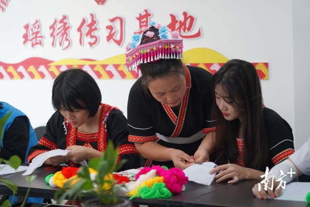 连南非遗传承人中党员共20人，占比26%。图为房伟艳传授瑶绣技艺。